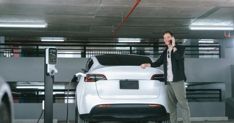 Voiture électrique stationnée dans un garage équipé d’un système d’alarme.