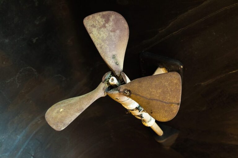Ventilateur de plafond installé sur un ancien crochet dans un séjour.