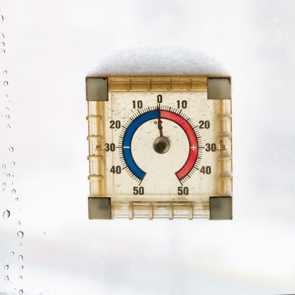 Fuite d’eau visible au sol près du compteur dans un garage refroidi par le gel.