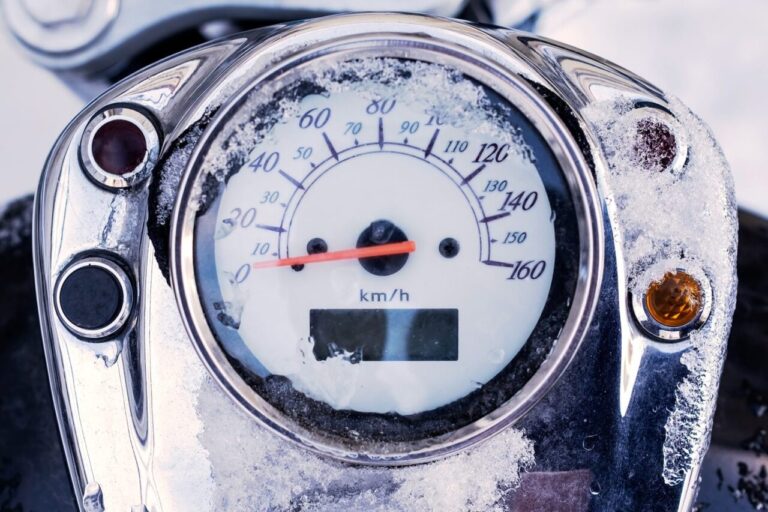 Compteur d’eau entouré de givre dans un garage après une fuite liée au gel.
