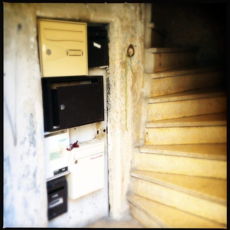 Installation d’une alarme dans une maison ancienne restée inhabitée.