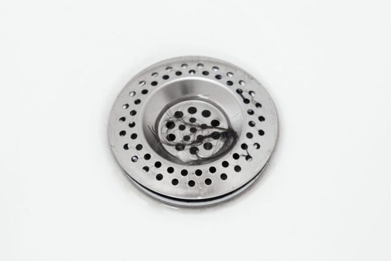 Siphon de douche asséché laissant remonter une odeur d’égout après une longue absence.