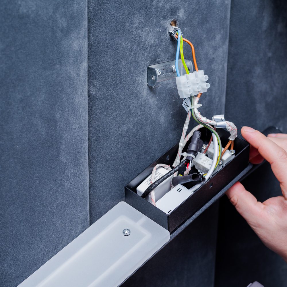 Câble de visiophone installé dans le mur autour d’une porte d’entrée avant la pose des finitions.
