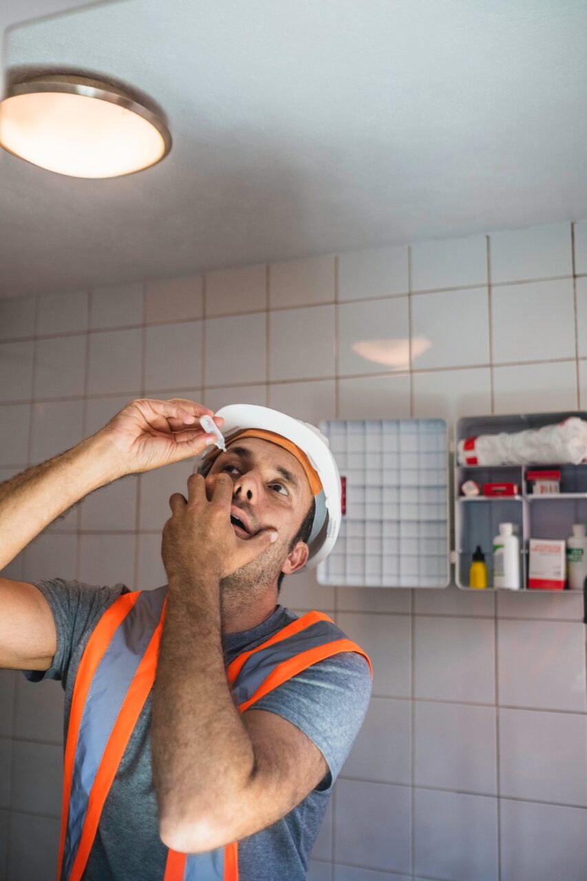 Professionnel inspectant une tache d’humidité au plafond d’une salle de bains pour rechercher une fuite sans ouvrir la structure.