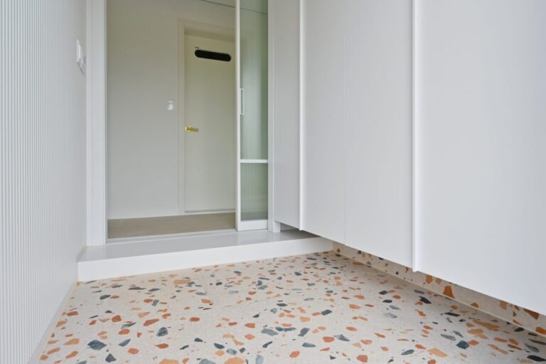 Carrelage décollé dans une entrée, prêt à être retiré pour réparation.