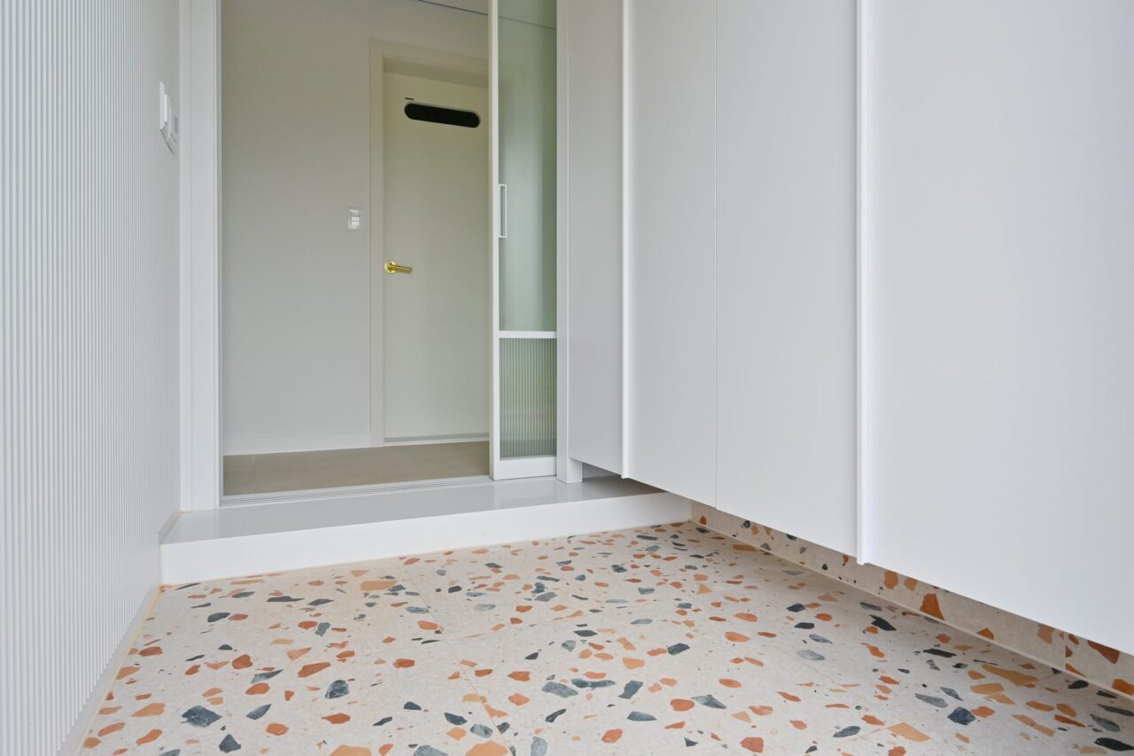 Carrelage décollé dans une entrée, prêt à être retiré pour réparation.