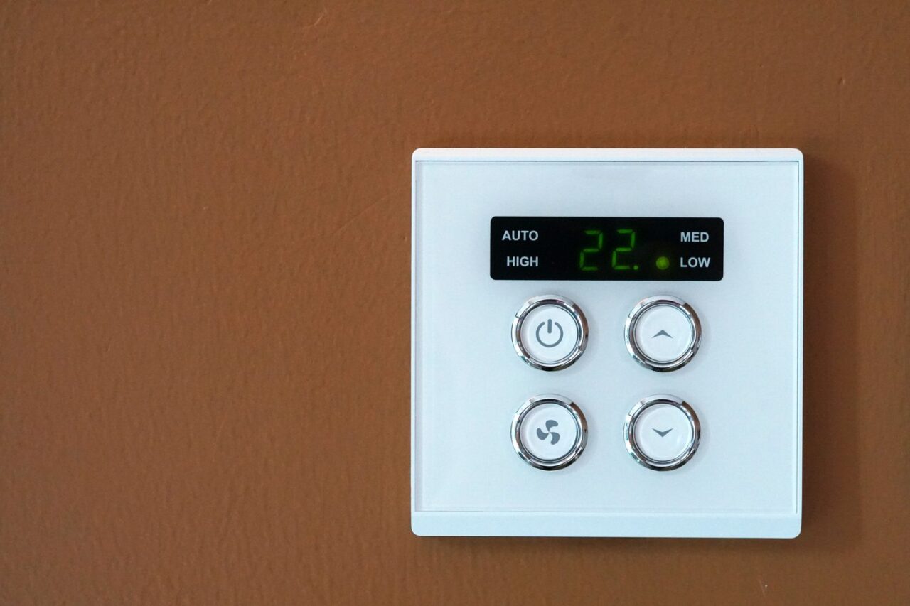 Thermostat connecté affichant le mode hors gel dans une pièce froide de la maison.