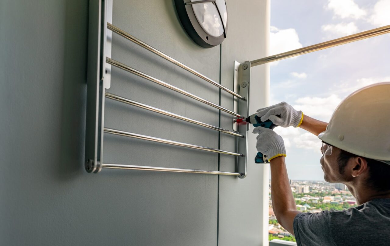 Volet roulant solaire installé sur une fenêtre de maison, sans câbles apparents.